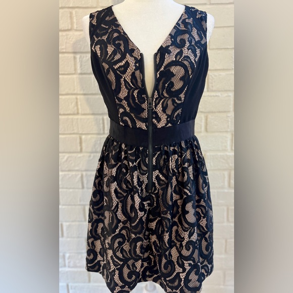 EUC VENUS black lace overlay dress with front zipper. Size 6. - Picture 1 of 8